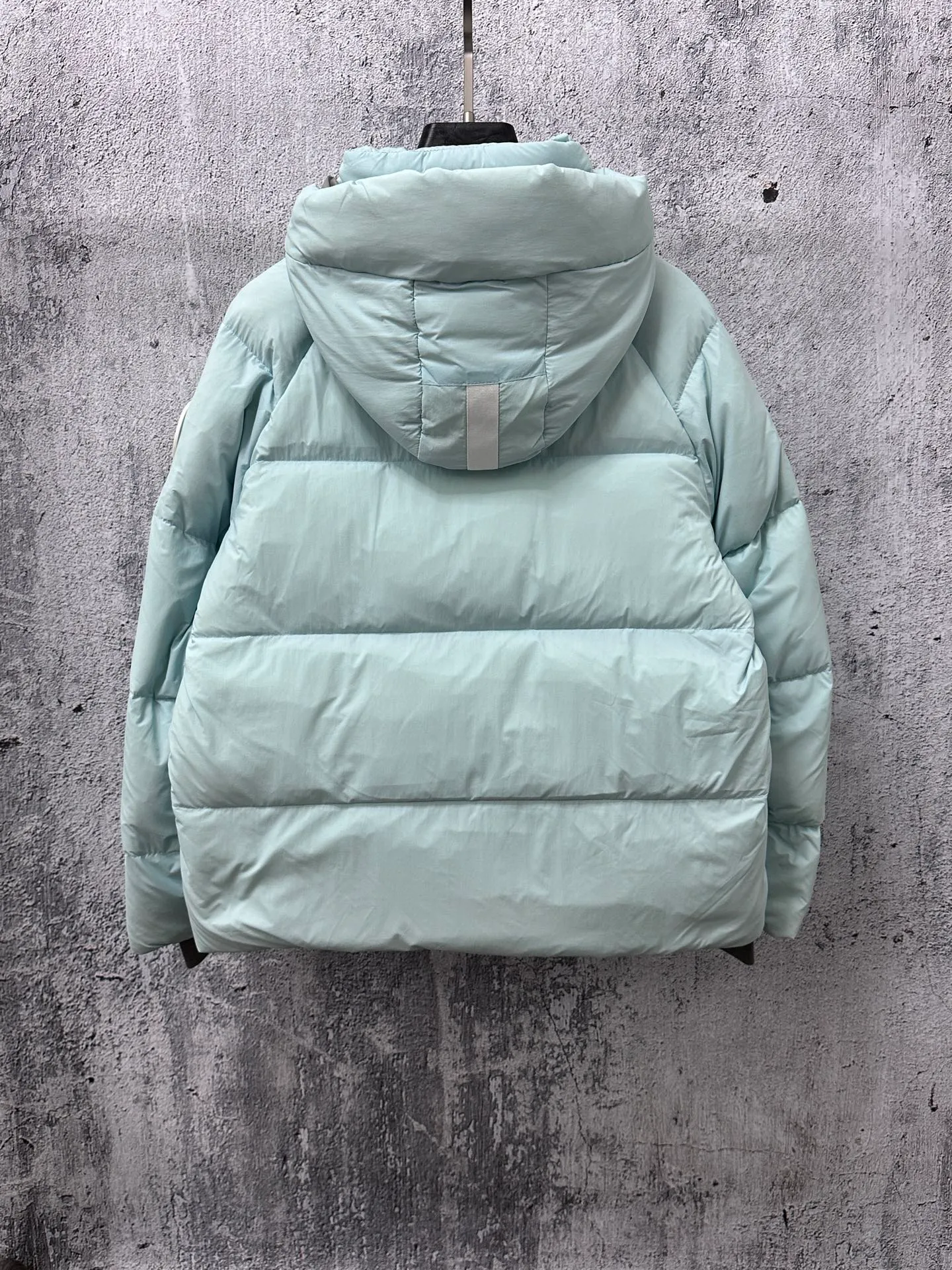 P740 【𝗖𝗔𝗡𝗔𝗗𝗔 𝗚𝗢𝗢𝗦𝗘】Capsule Series Macaron White Label Fabric: Made of soft EnduraLuxe fabric imported from DuPont, CORDURA, USA, which enhances the durability of easy-to-wear parts, is lightweight and durable; the liner is made of 400T anti-velvet gallbladder, which is comfortable, soft and non-velvet. : Equipped with a detachable hood, which can be adjusted in two directions, and is also filled with down, which brings greater softness and wrapping around the head and neck, and is full of warmth. This parka features white trim on the back and sides, and the hardware locks are all original and custom-made to match the muted fabric color. Goose label: The official website’s new series of silicone material labels, non-embroidery labels. Length: Fit hip-length. Size: XS-L